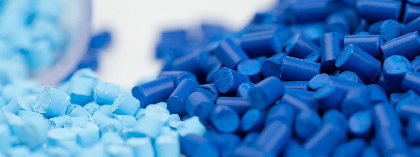 Primer plano de bolitas de plástico de color azul y azul claro.