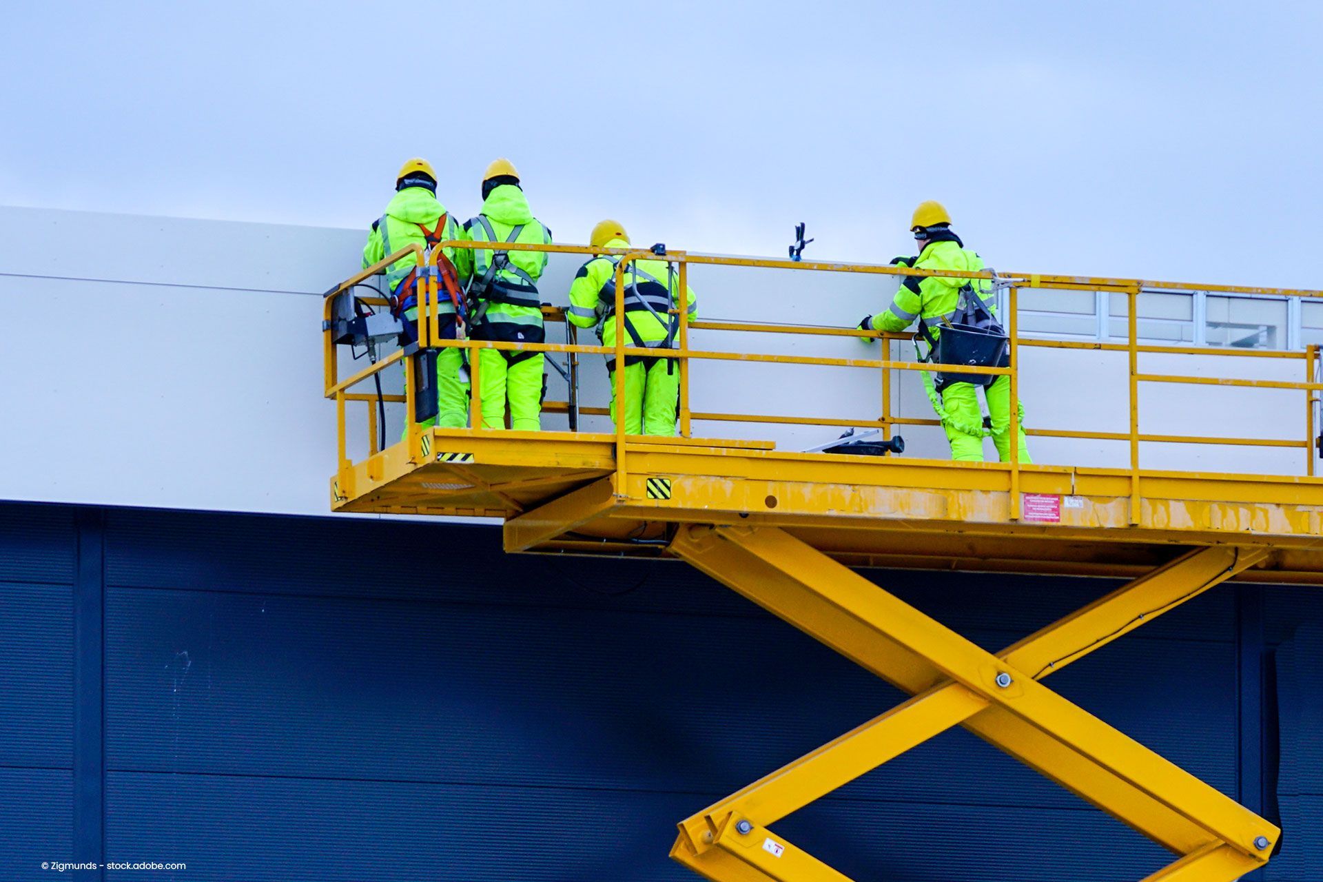 Dachdecker auf einer Hebebühne