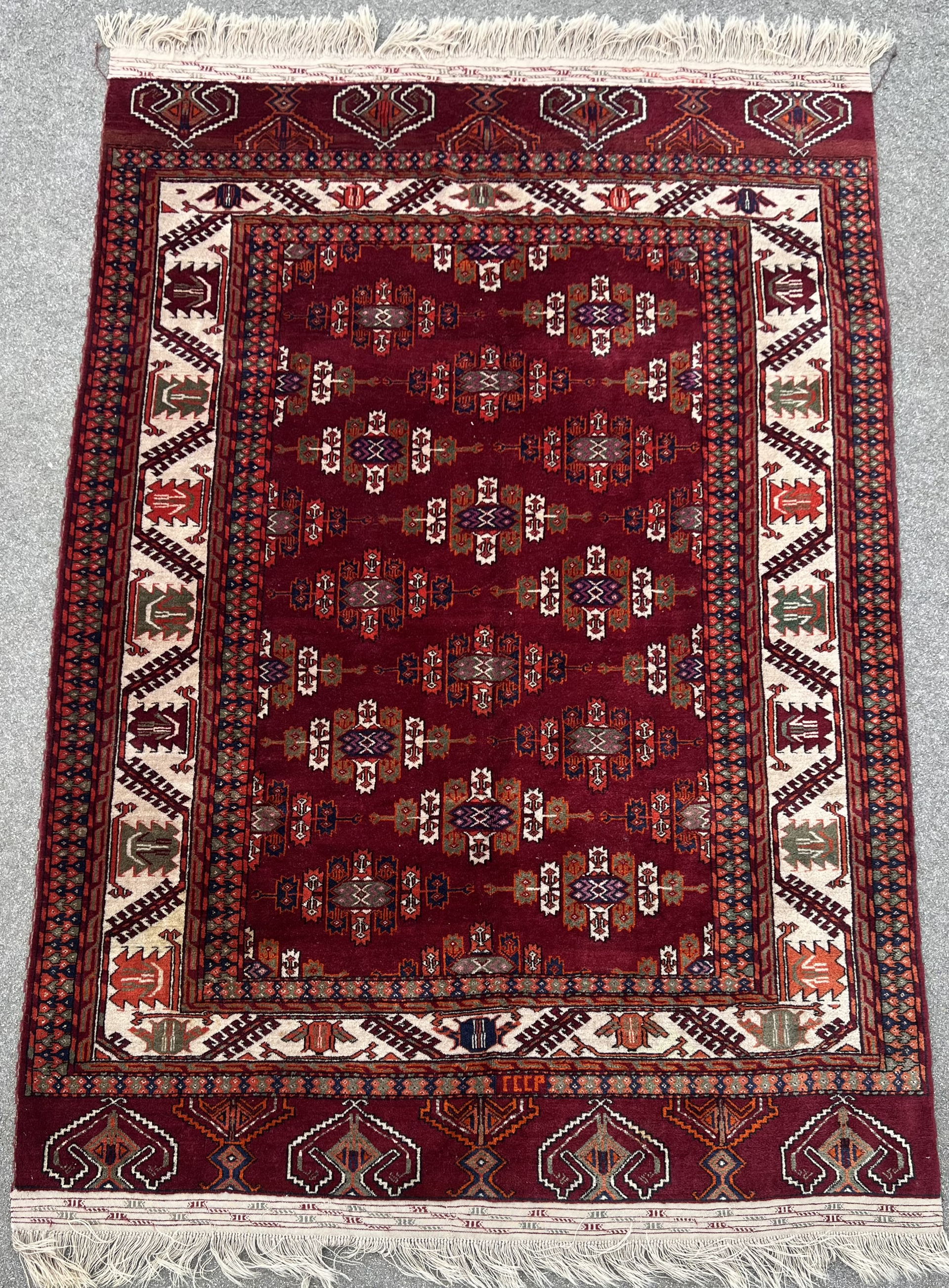 Tapis rouge en longueur dans la boutique de La Maison du tapis d'Orient