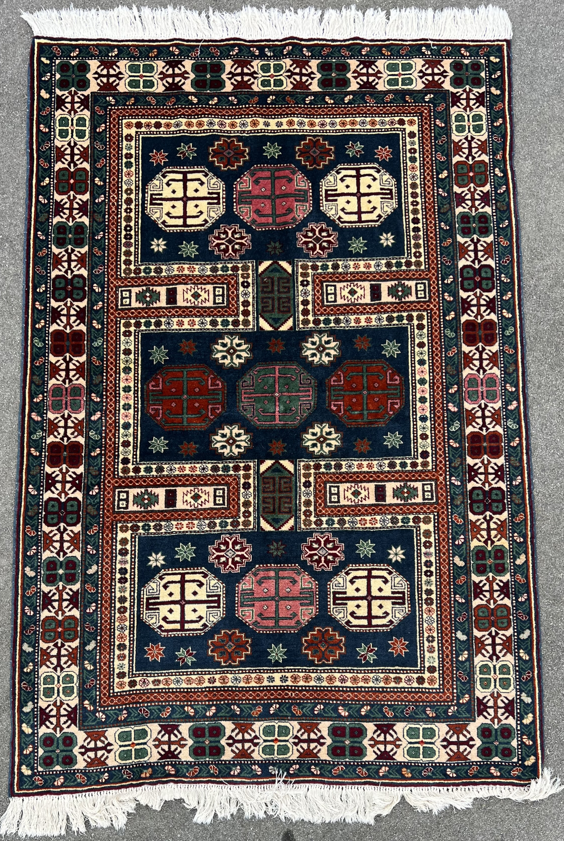 Un tapis avec des motifs dans le magasin de La Maison du tapis d'Orient