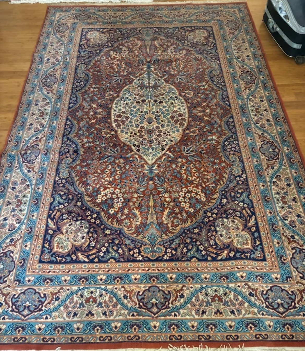 Un tapis oriental en vente à La Maison du tapis d'Orient