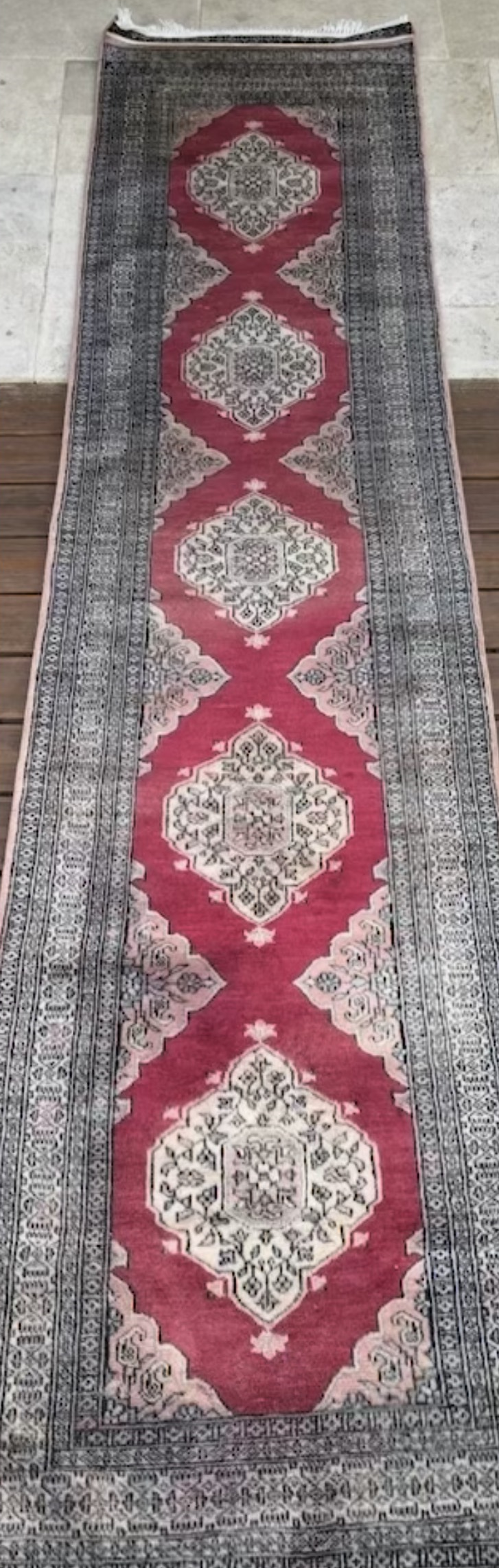 Un tapis avec des motifs rouges de La Maison du tapis d'Orient
