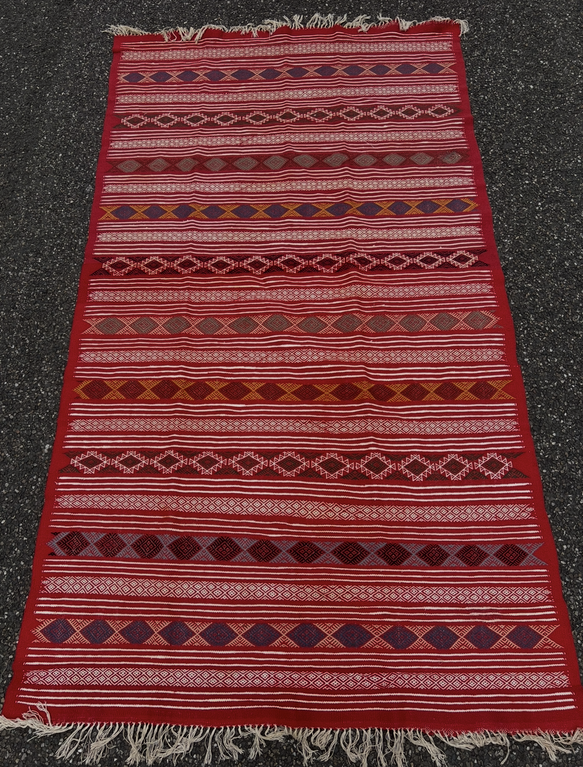 Tapis rouge persan XIXe en vente à La Maison du tapis d'Orient