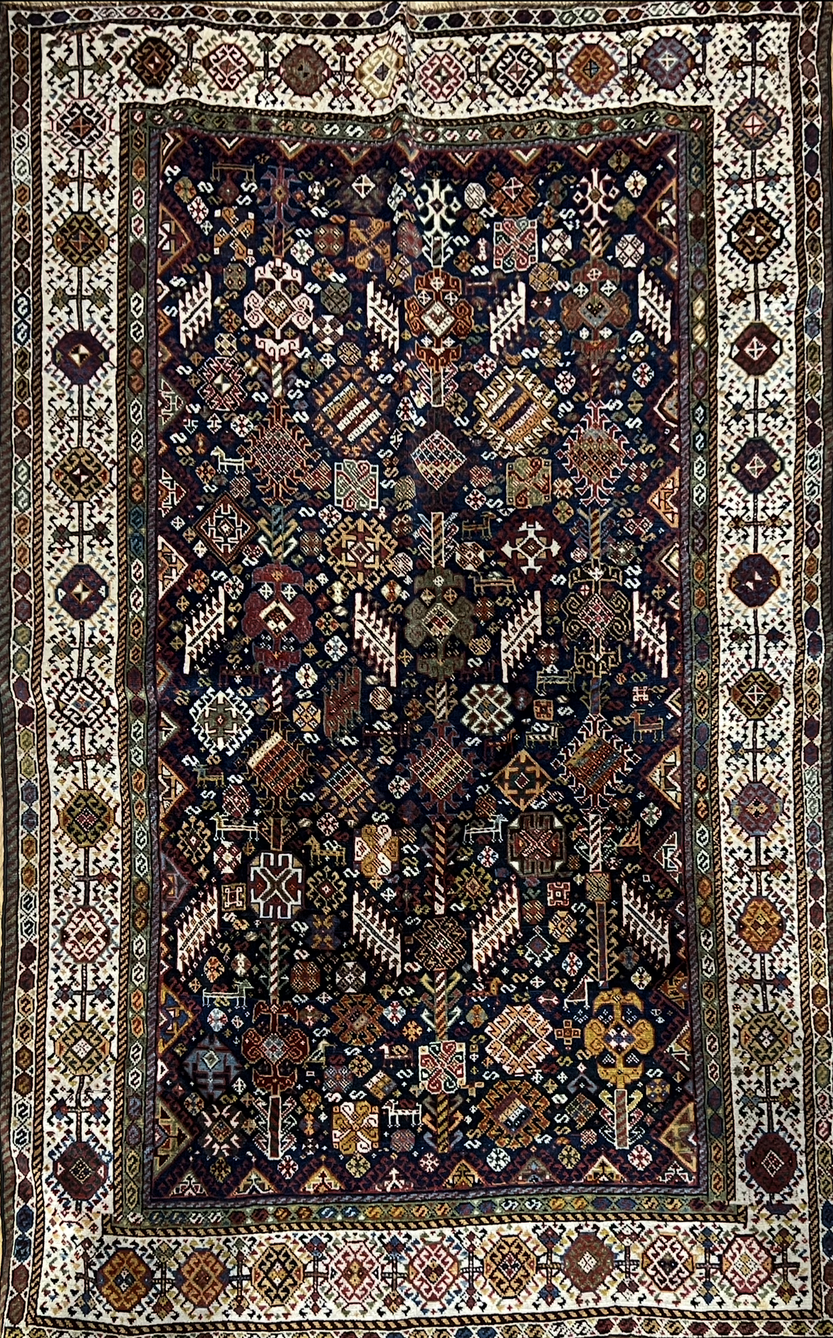 Un tapis oriental avec un motif bleu et orange en vente chez La Maison du tapis d'Orient