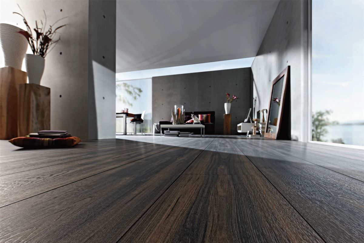 Ein Wohnzimmer mit Holzboden und großem Fenster