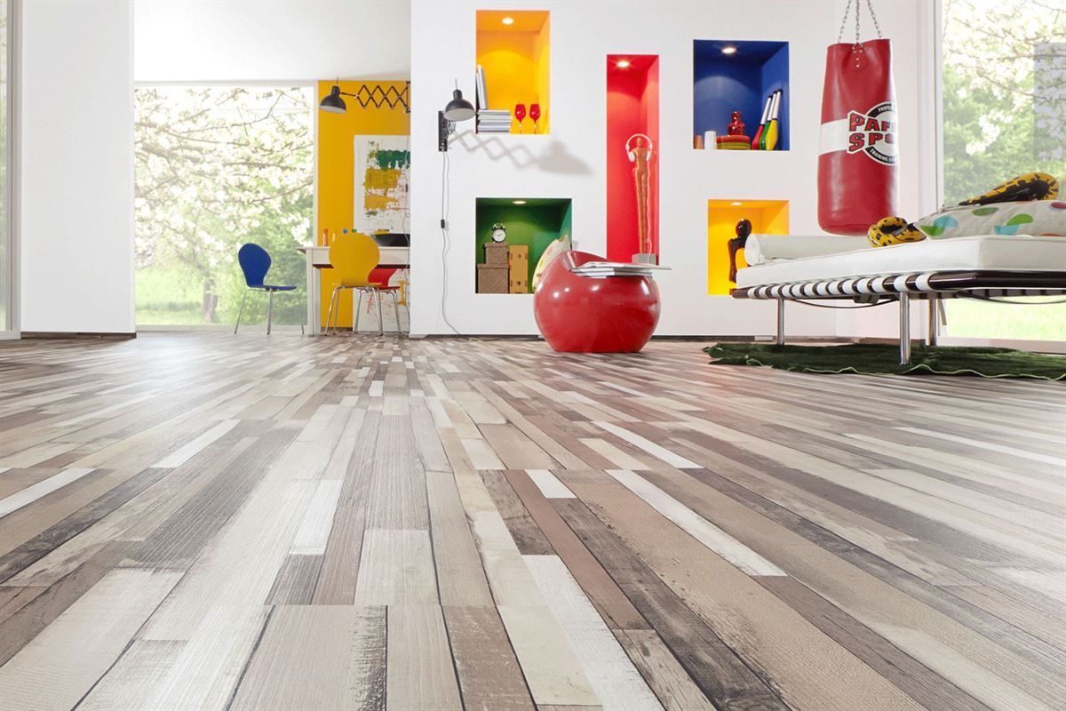 Ein Wohnzimmer mit Holzboden und einer Couch