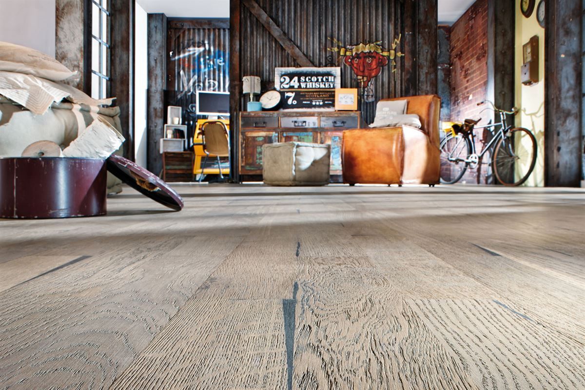 Ein Wohnzimmer mit Holzboden und einem Fahrrad