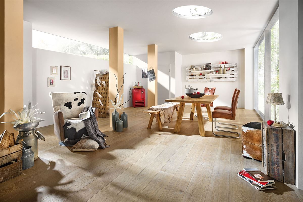 Ein Wohnzimmer mit Tisch und Stühlen und einem Oberlicht in der Decke.