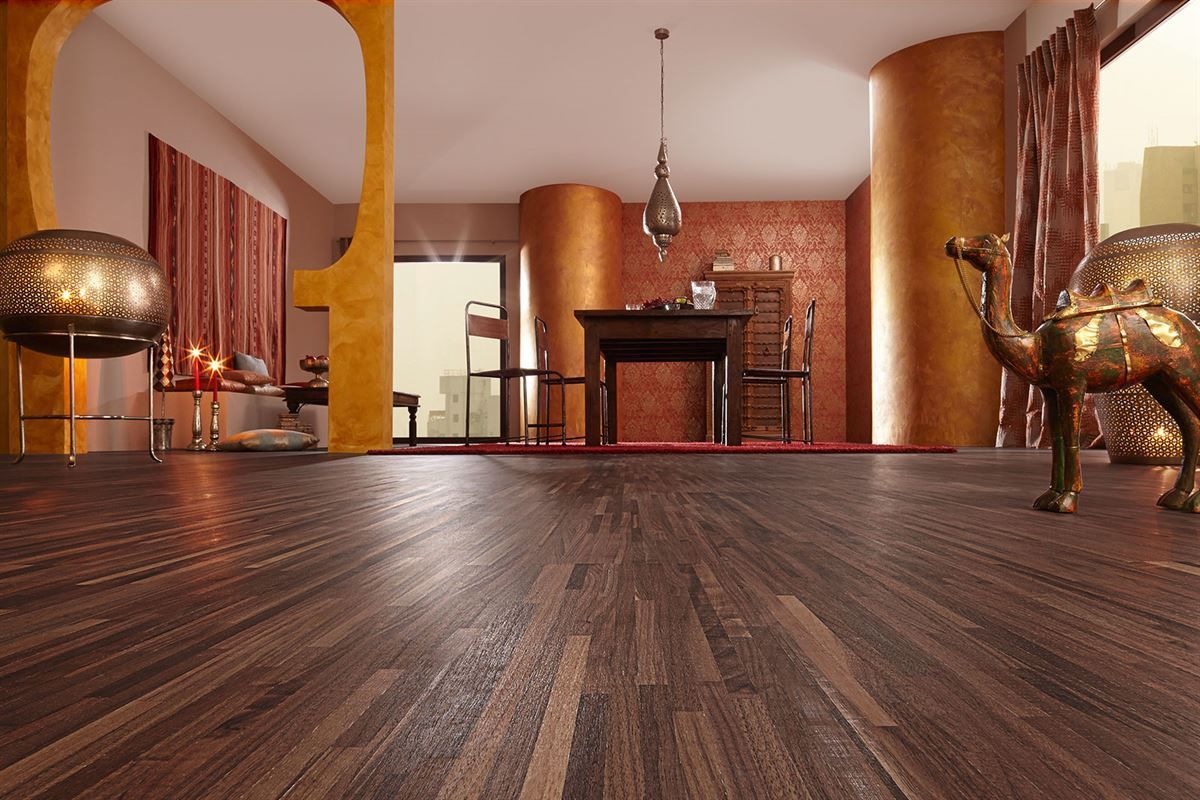 Ein Raum mit Holzboden und einer Kamelstatue