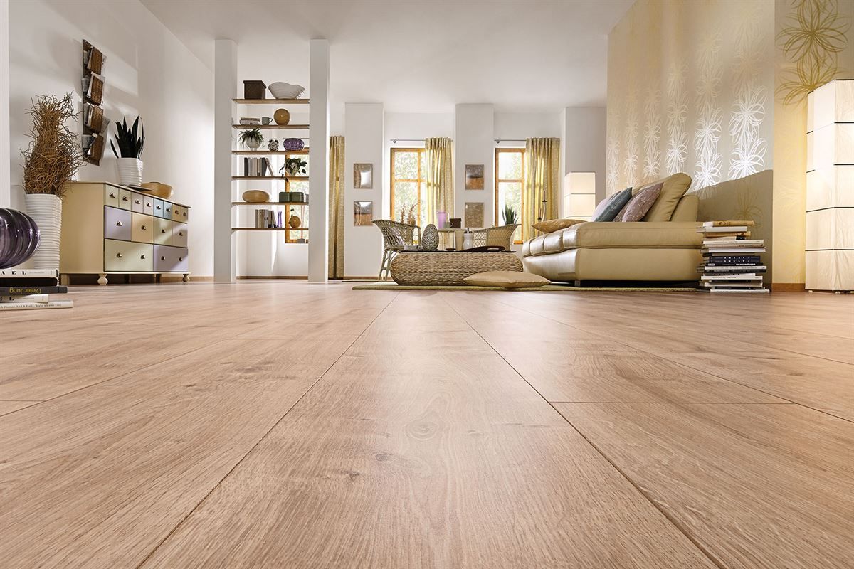 Ein Wohnzimmer mit Holzboden und Couch.