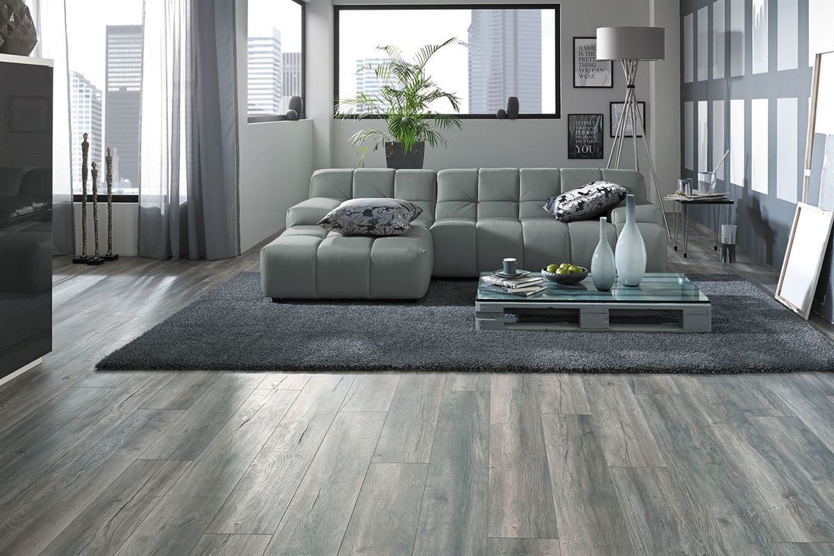 Ein Wohnzimmer mit Couch, Couchtisch und Teppich.