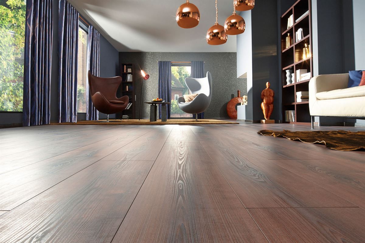 Ein Wohnzimmer mit Parkettboden und einer Couch