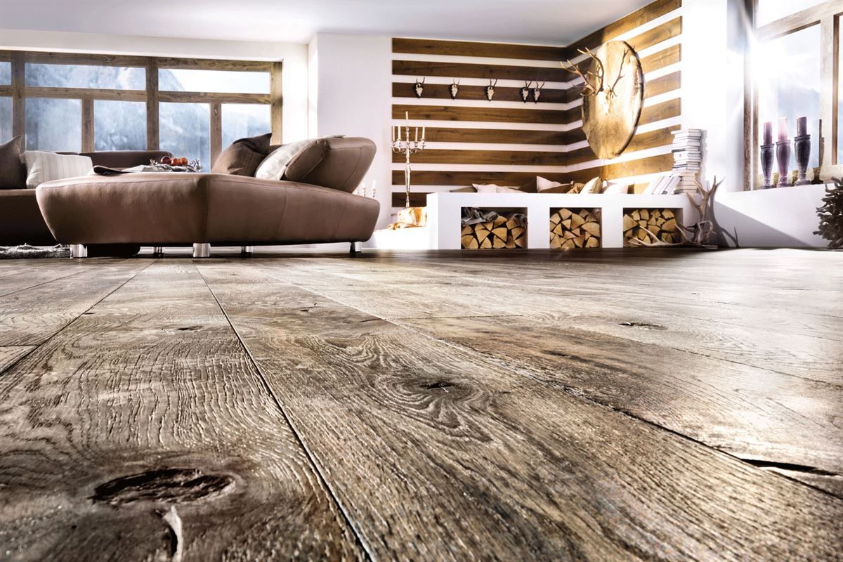 Ein Wohnzimmer mit Holzboden und Couch.