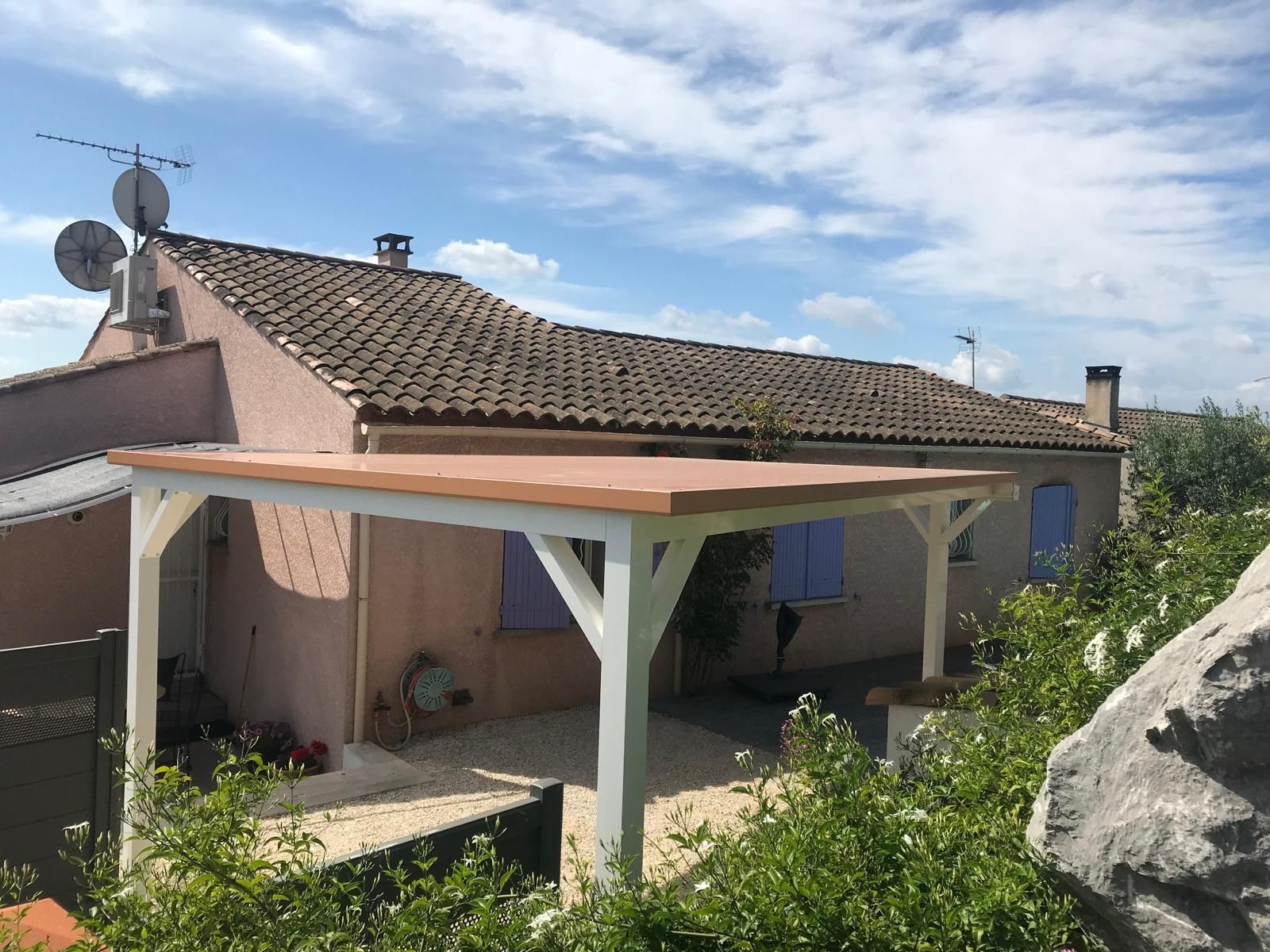 Abri de voiture avec toiture tuiles