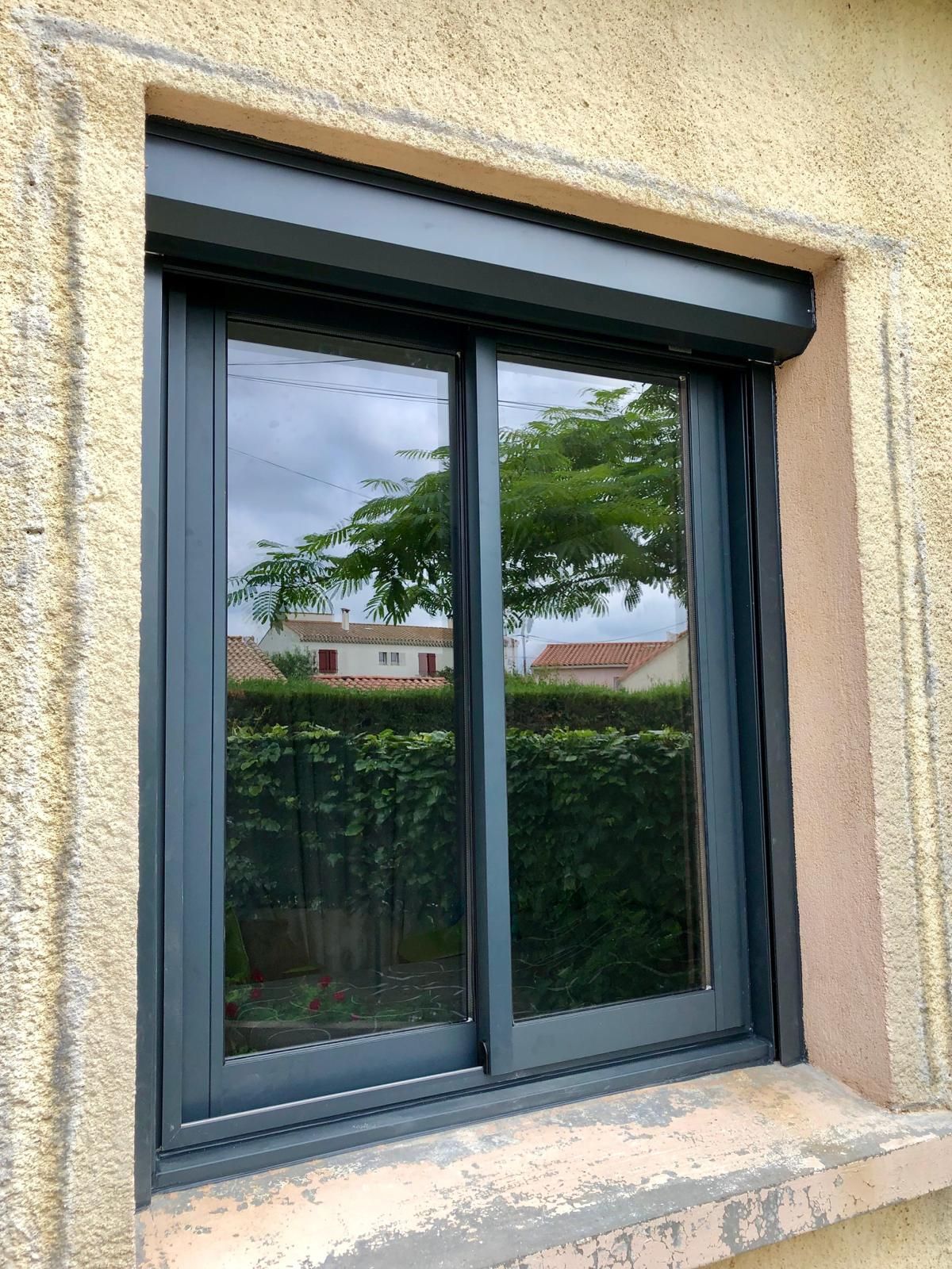 Vitrage de baie coulissante sur mesure avec volet roulant électrique