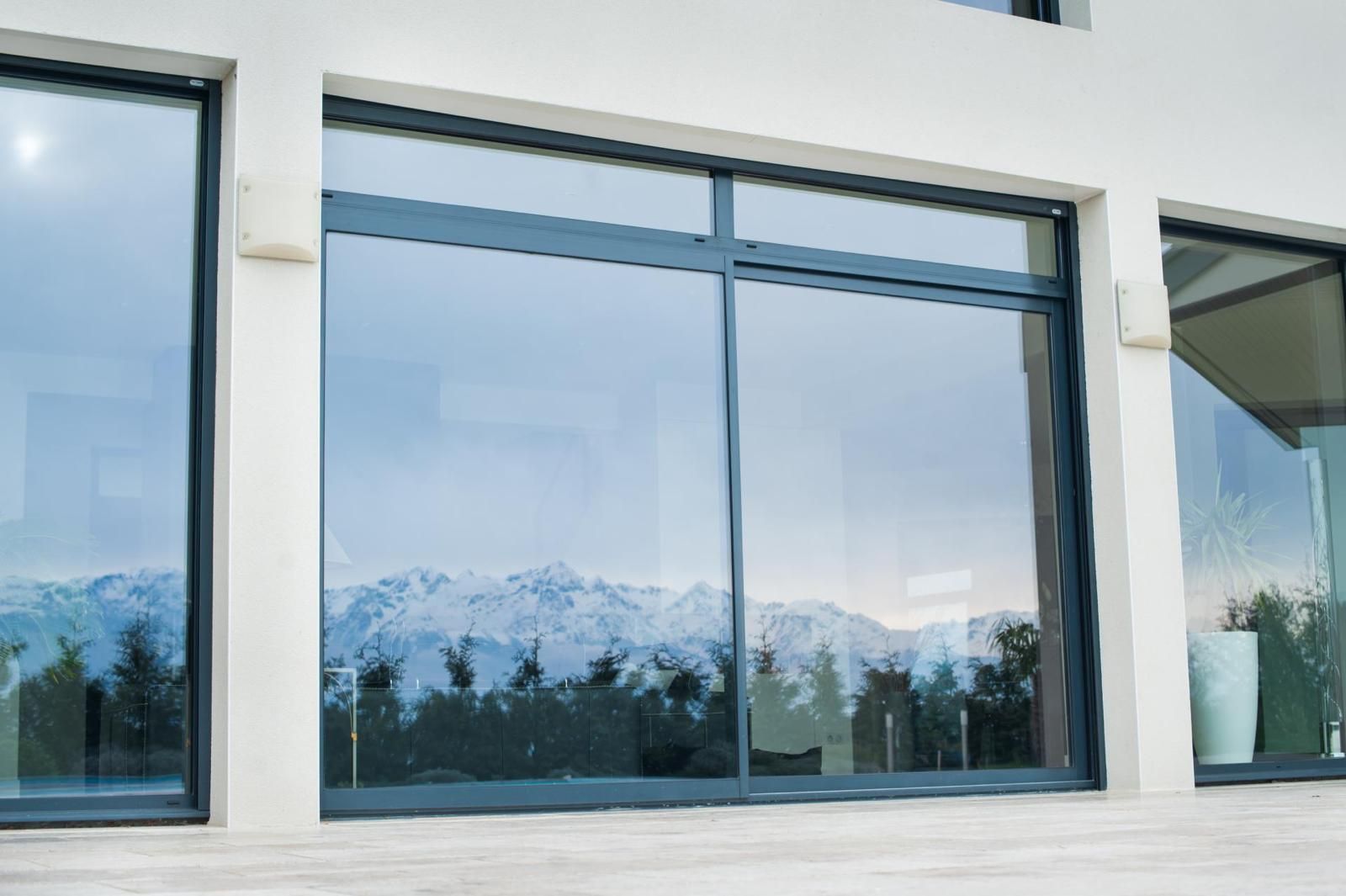 Vitre sur mesure sur baie vitrée fermée, vue sur montage