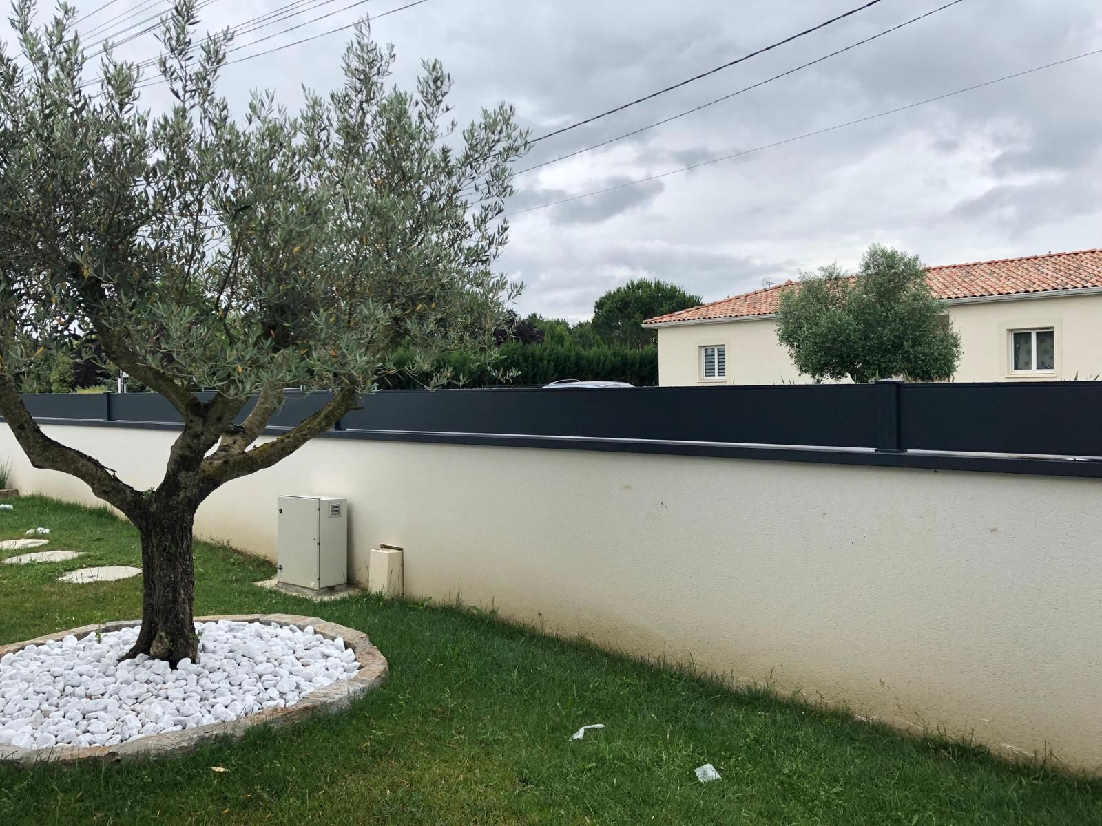 Clôture gris anthracite, vue sur jardin