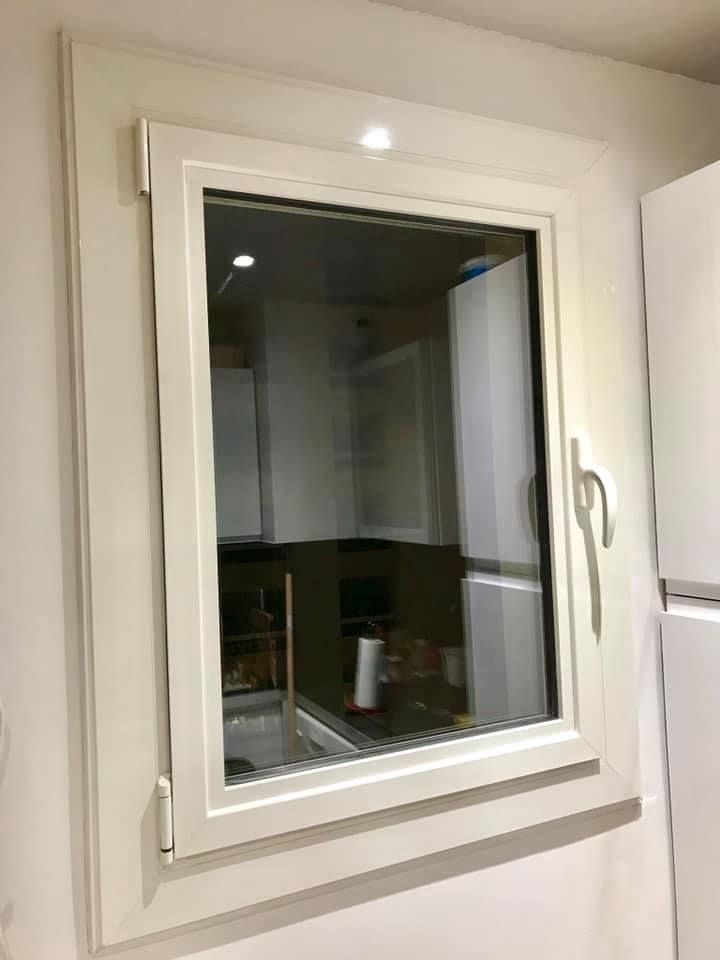 Fenêtre fermée blanc laqué