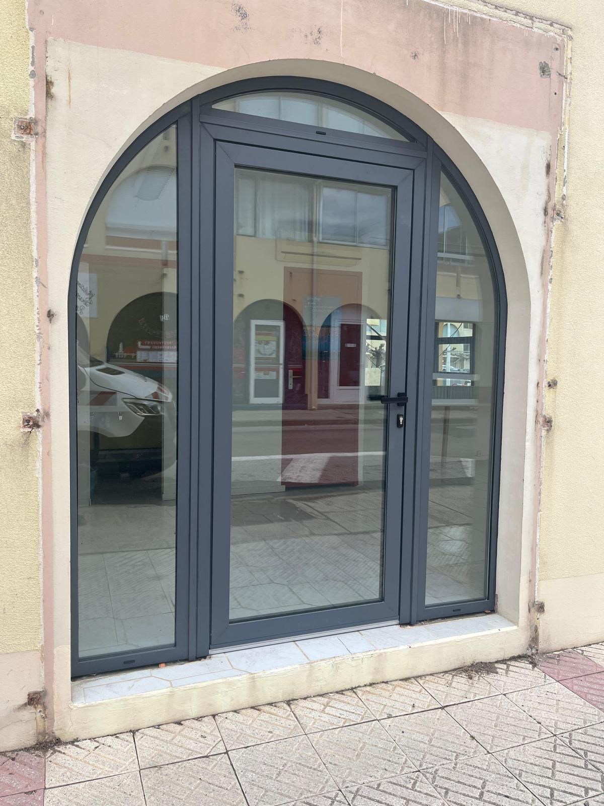 Vitrage sur mesure pour porte d'entrée cintrée à effet miroir