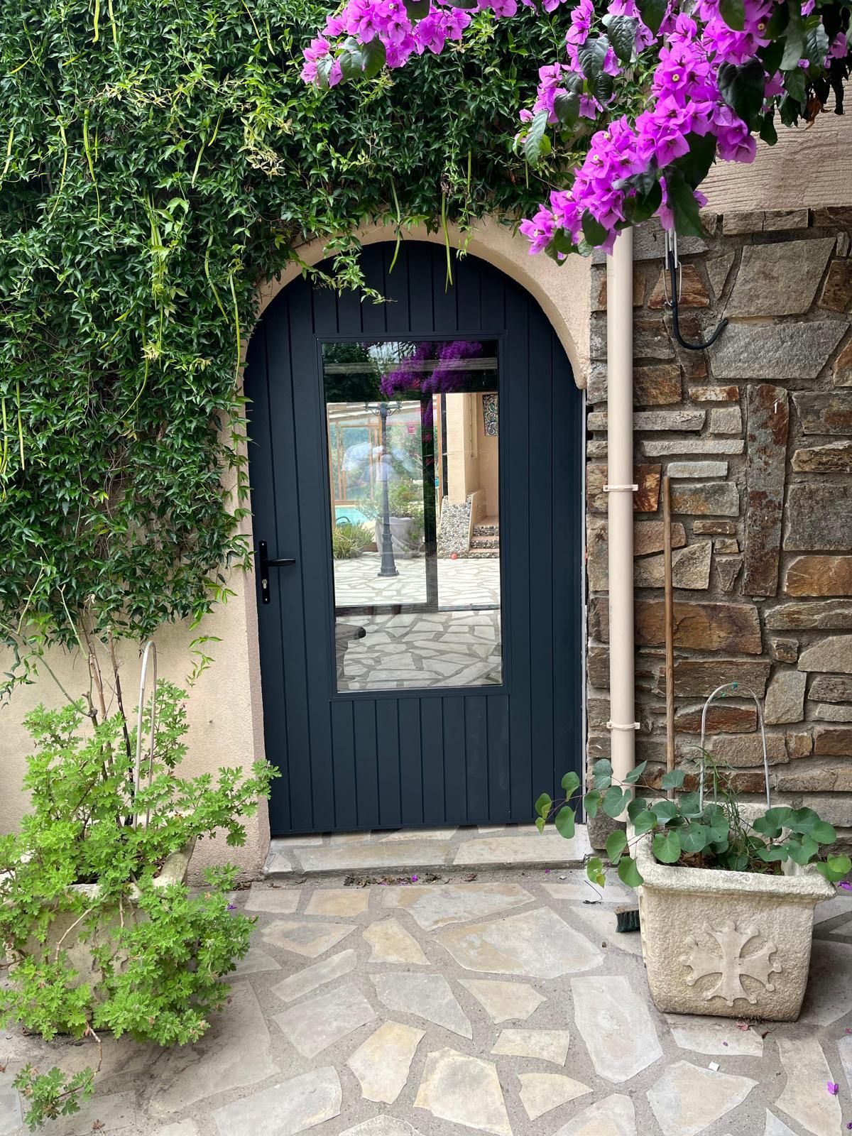 Vitrage sur mesure pour porte d'entrée cintrée