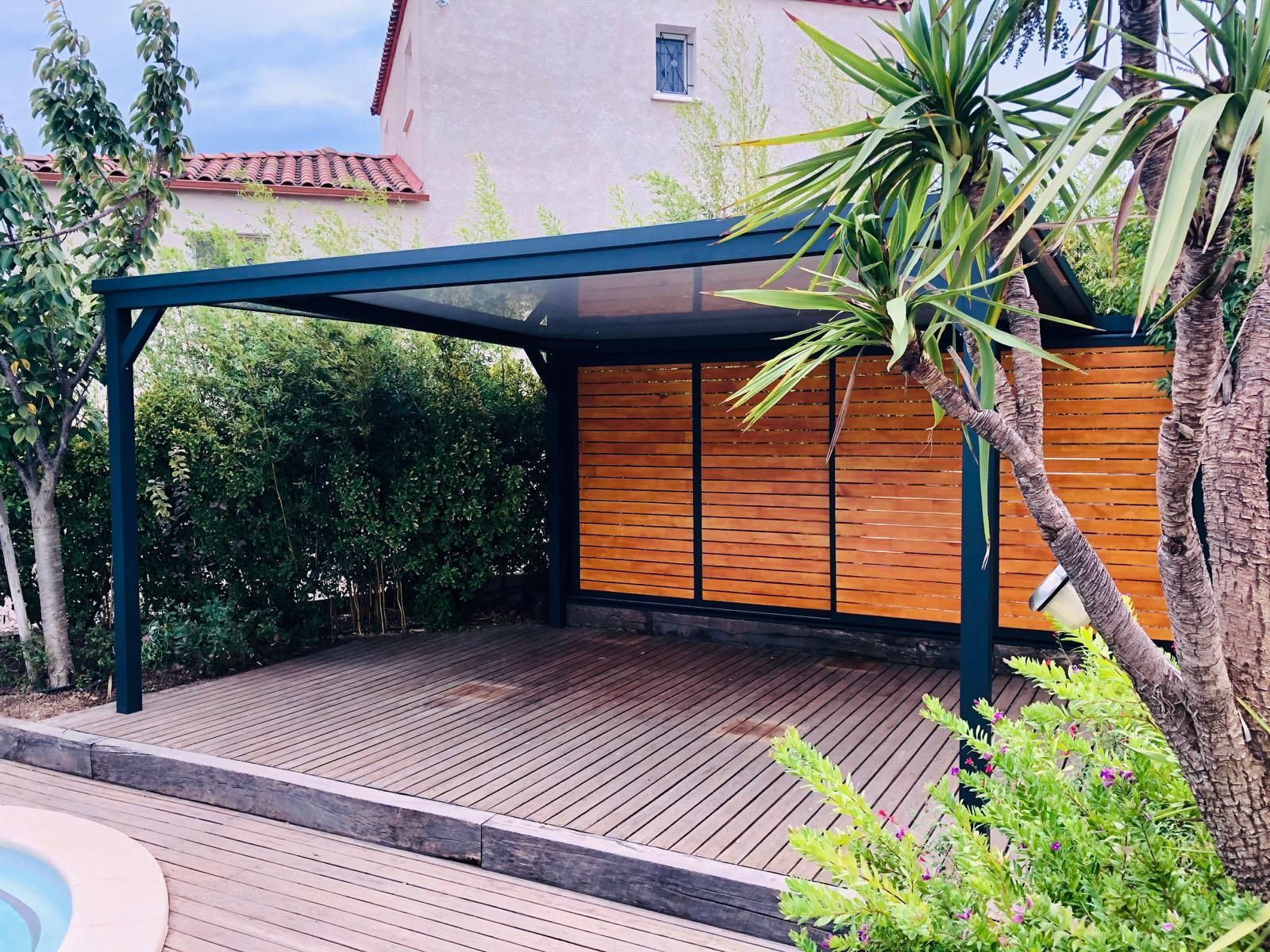 Pergola alu avec panneau de bois
