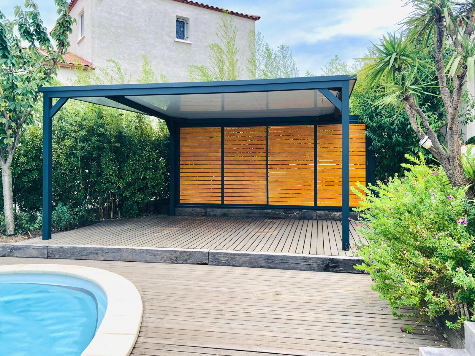 Pergola alu près d'une piscine