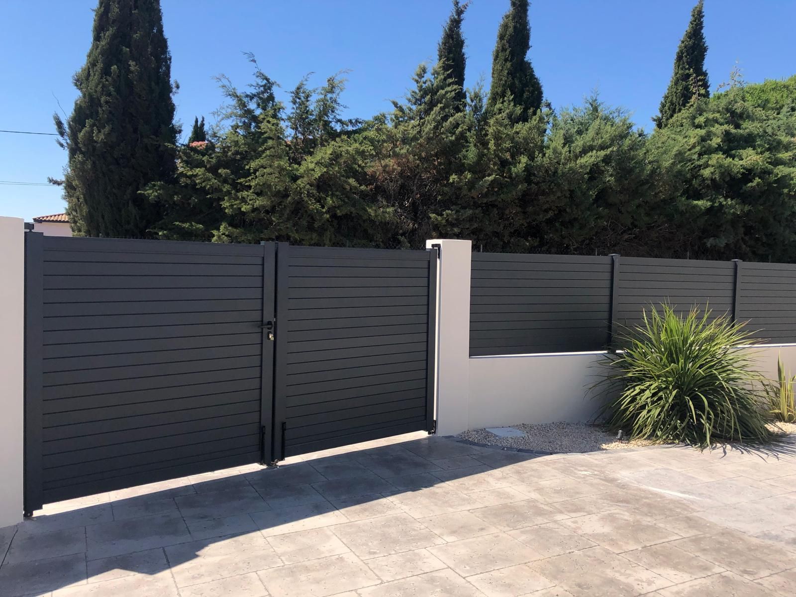 Portail gris en aluminium avec automatisme