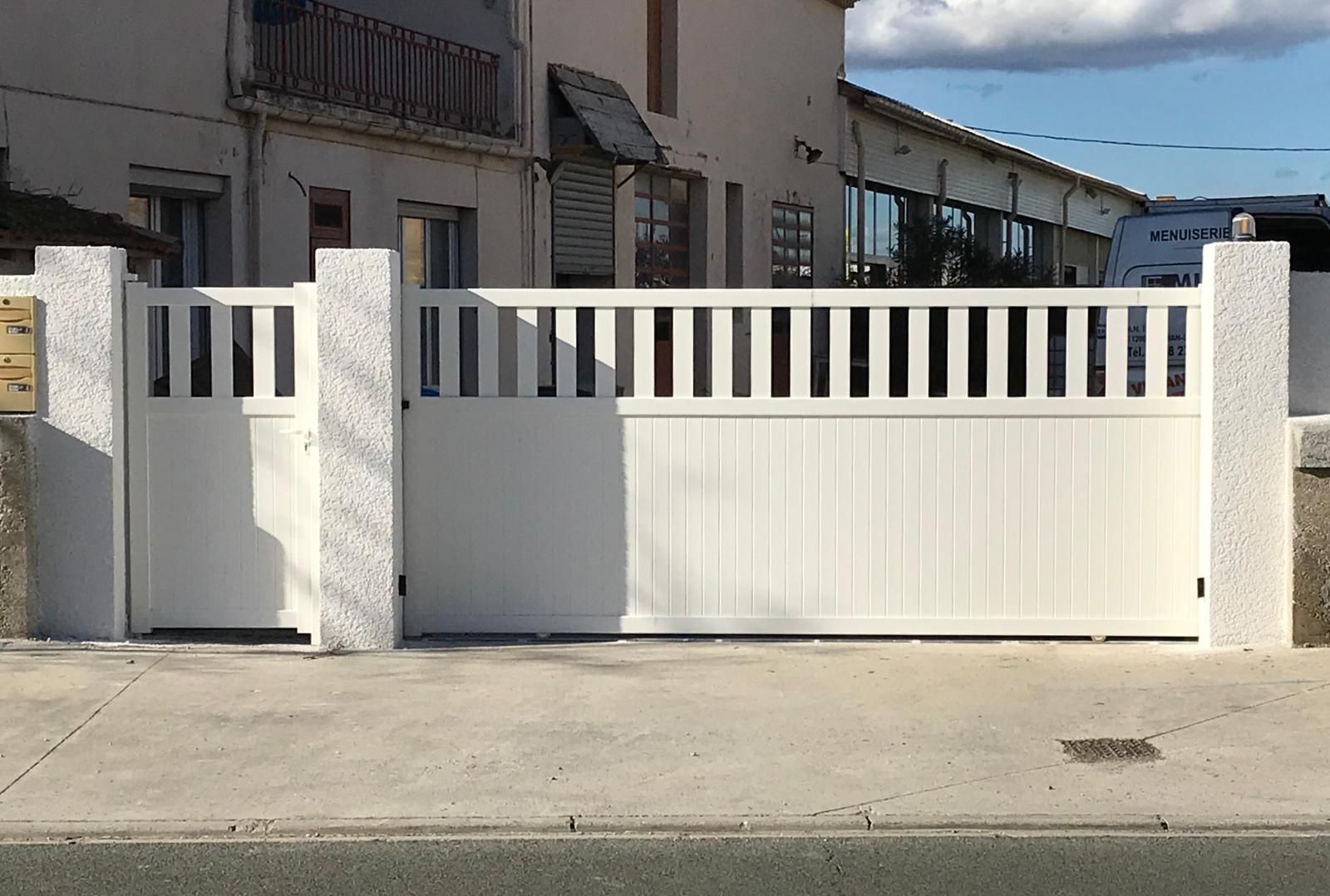 Portail coulissant blanc crème