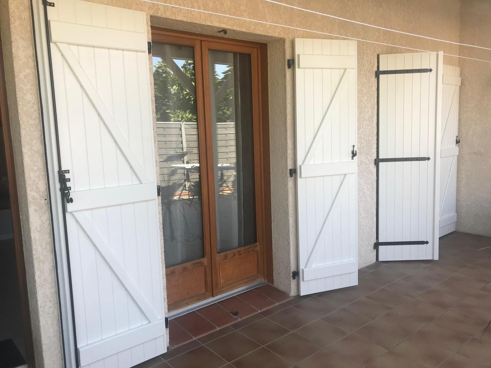 Volets battants, coloris blanc, fenêtre bois