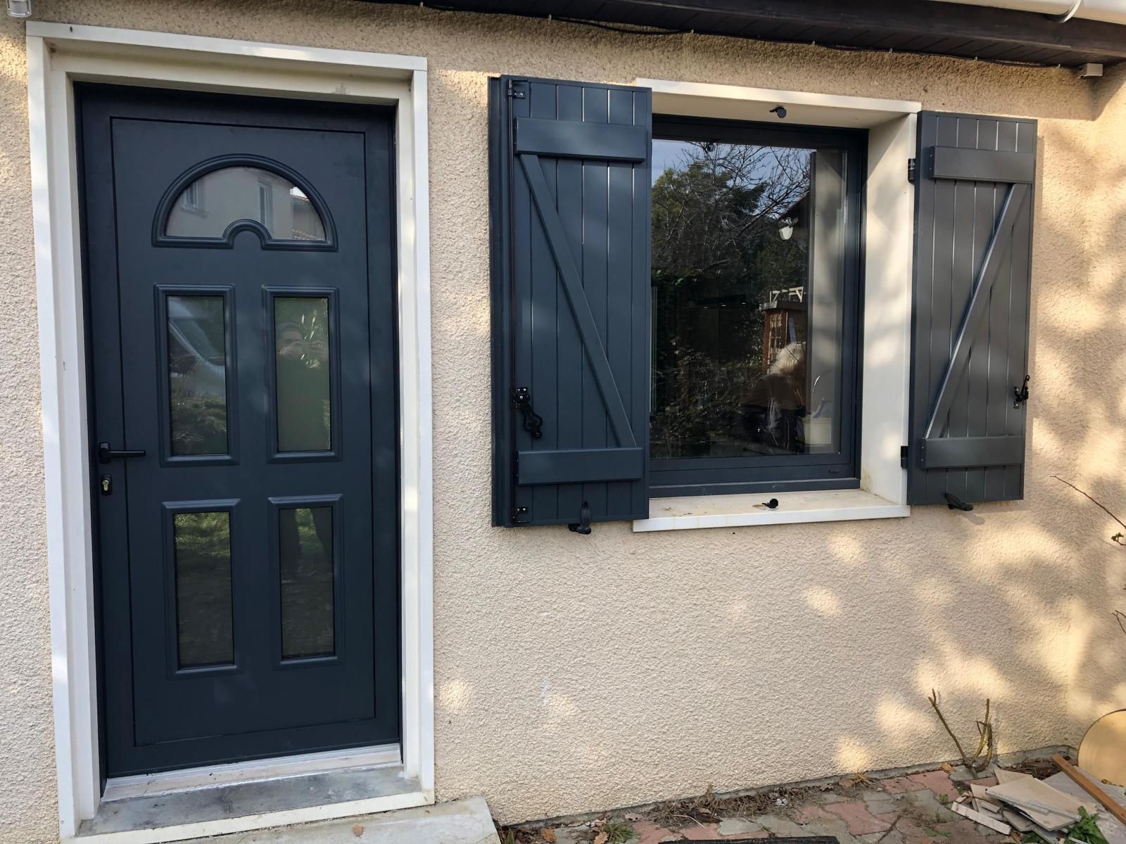 Ensemble porte d'entrée et fenêtre