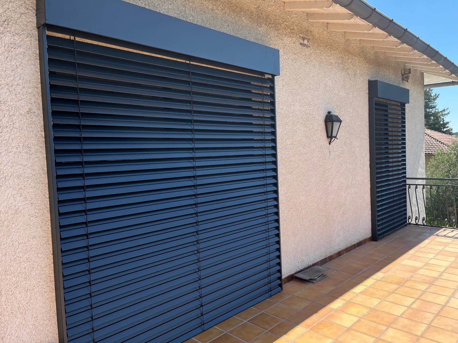 Baie coulissante fermée avec volet roulant