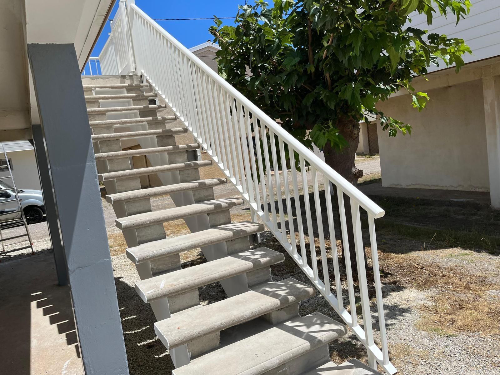 Garde-corps blanc, escalier