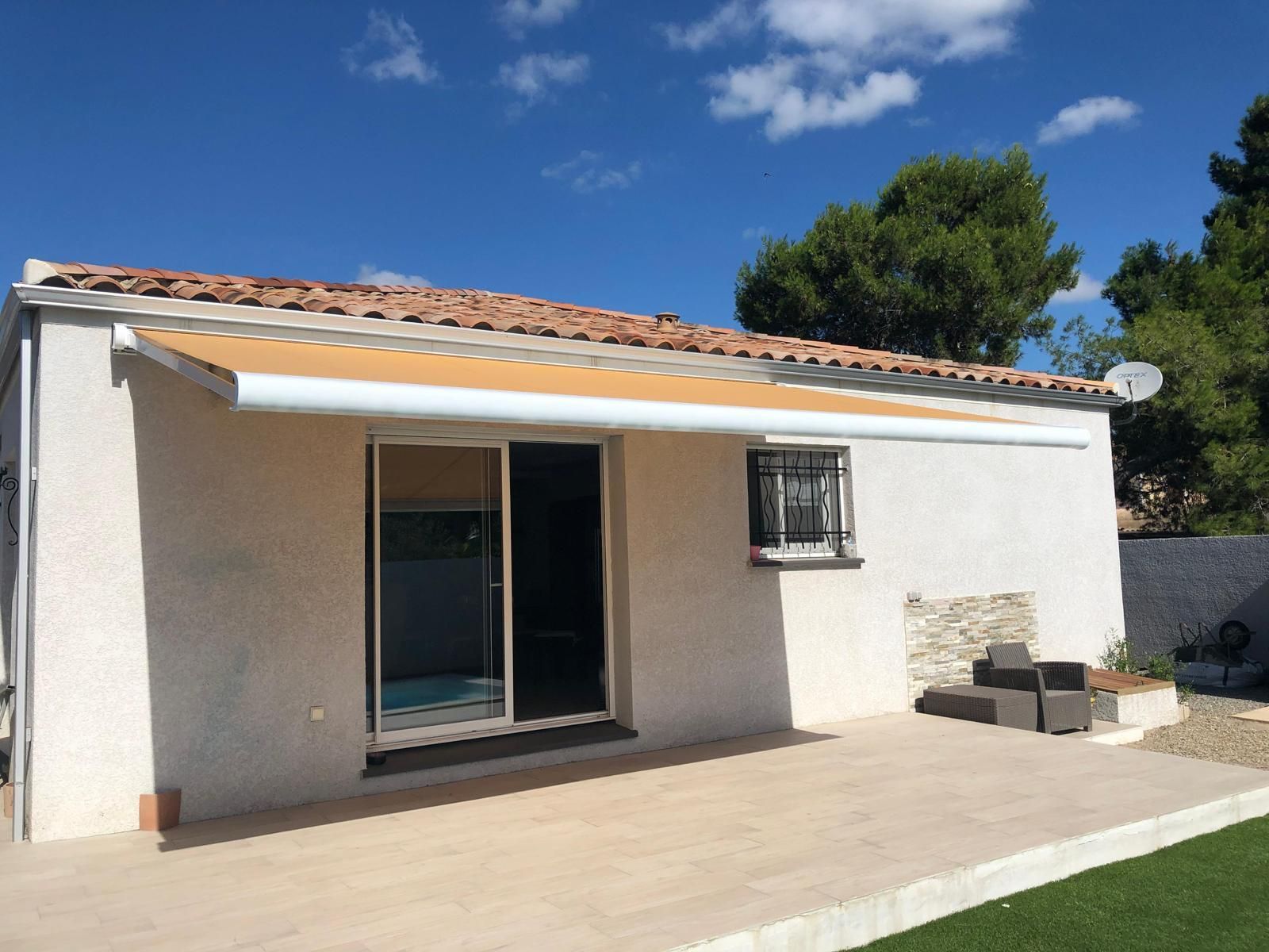 Store banne déroulé au-dessus d'une terrasse