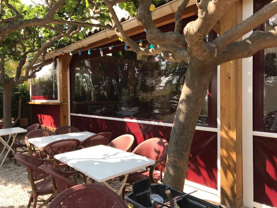Store vertical, salle de restaurant, vue sur terrasse