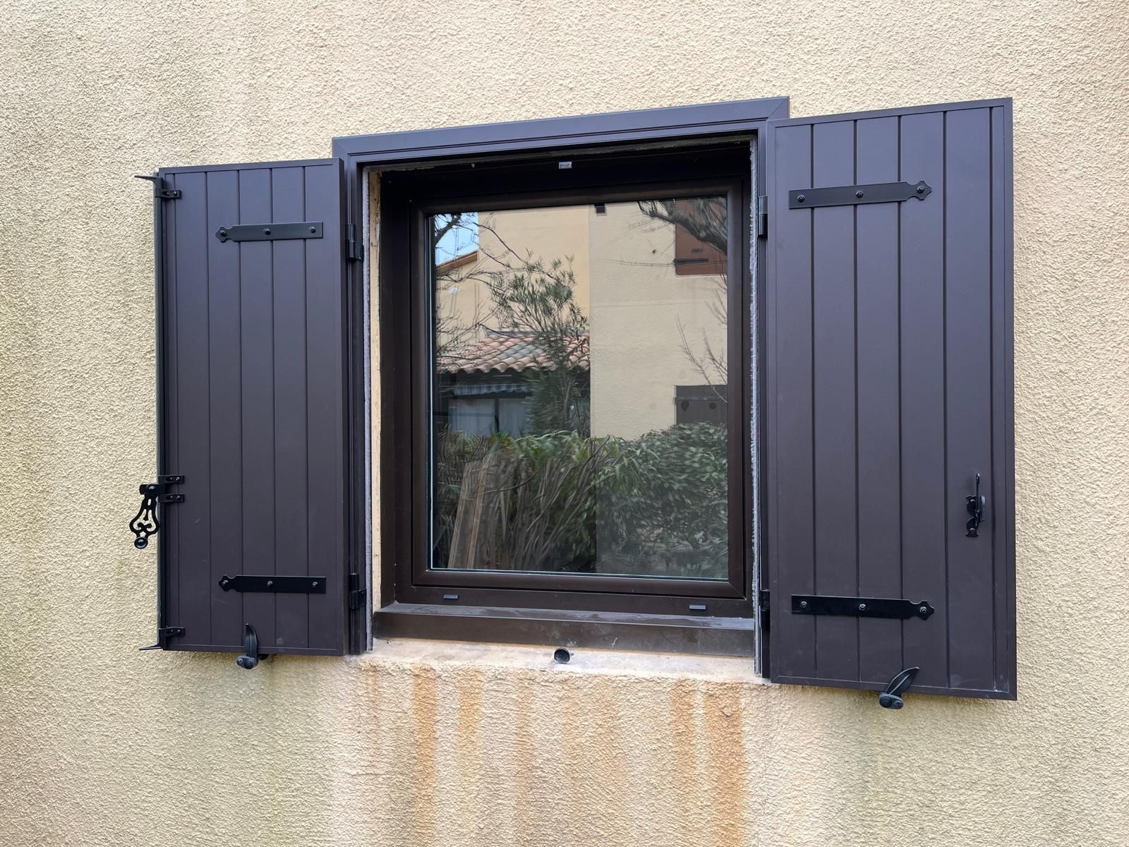 Vitrage sur mesure de fenêtre, volets ouverts