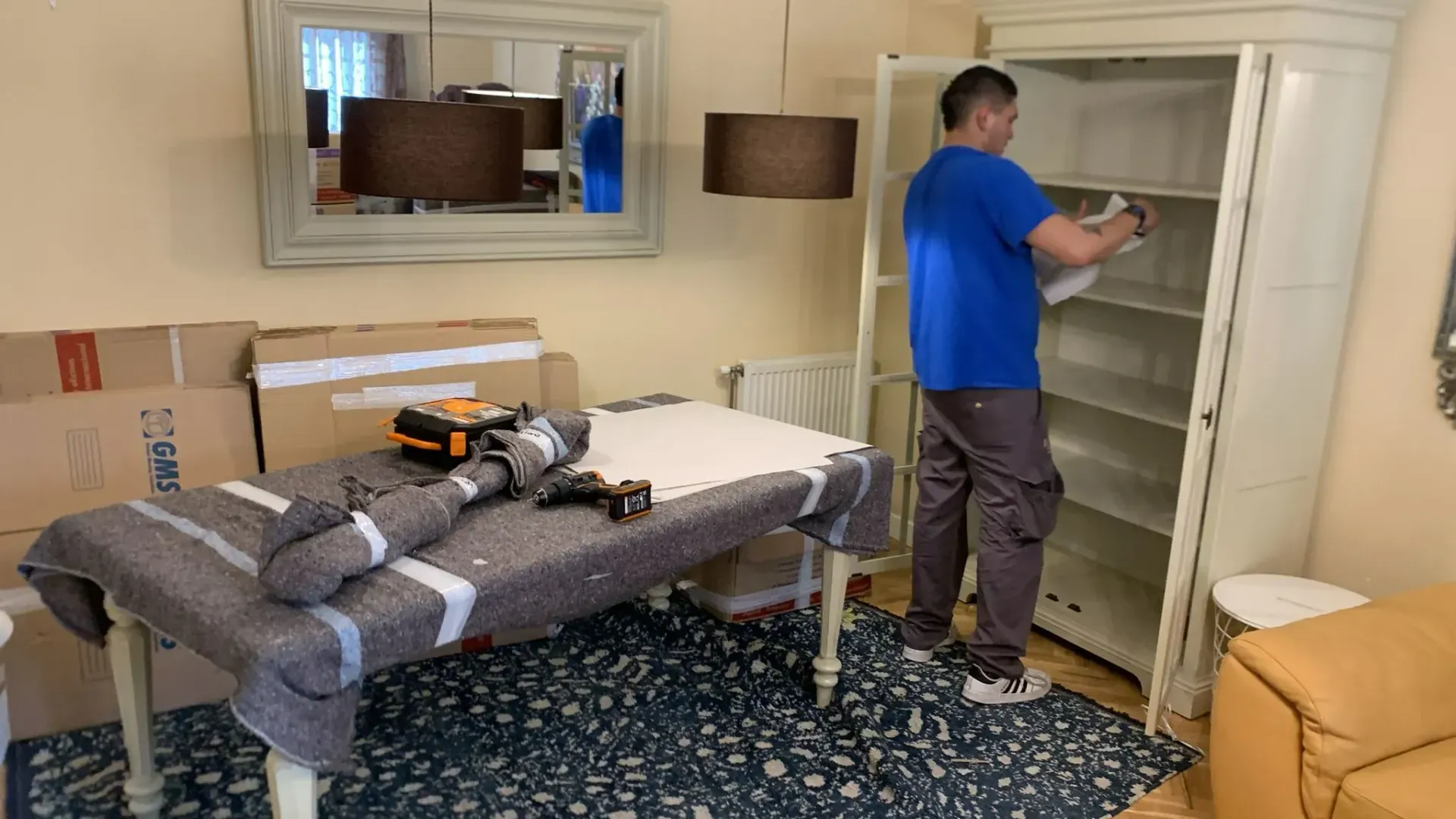 Objeto rectangular envuelto en una oficina, junto a un escritorio y una silla.