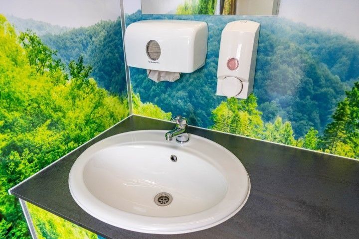 Waschbecken im Sanitärwagen