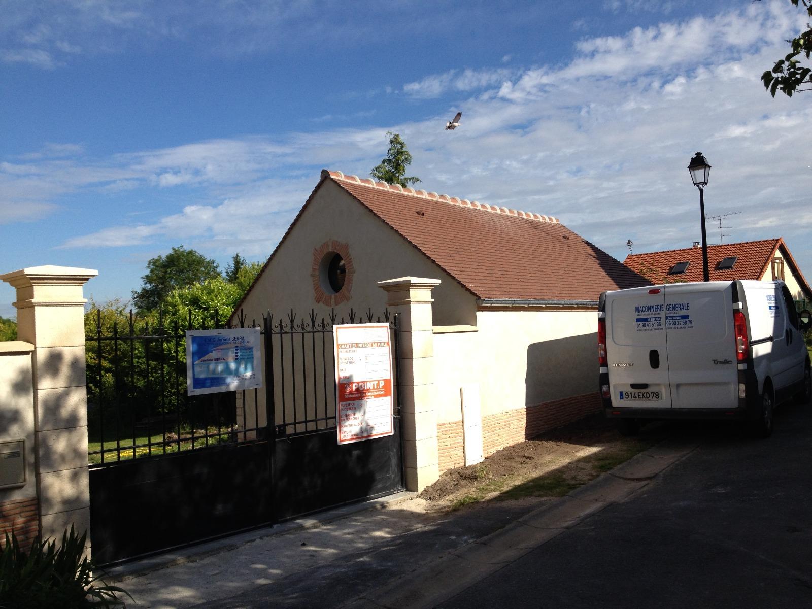 Camion Serra Lopes devant portail