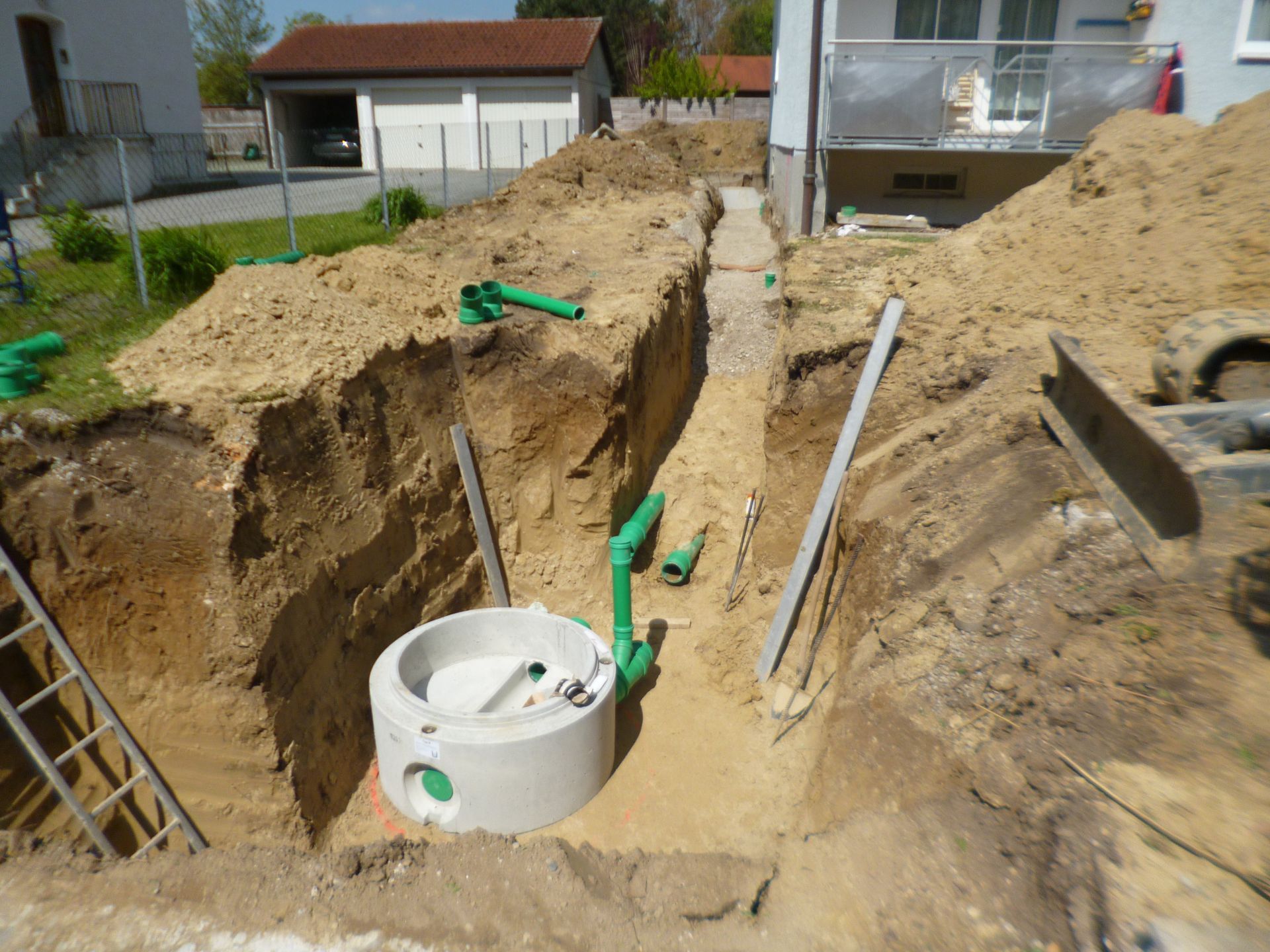 Blick von unterhalb einer Betonbrücke über einen ruhigen Wasserweg, Spiegelung der Brücke im Wasser sichtbar.