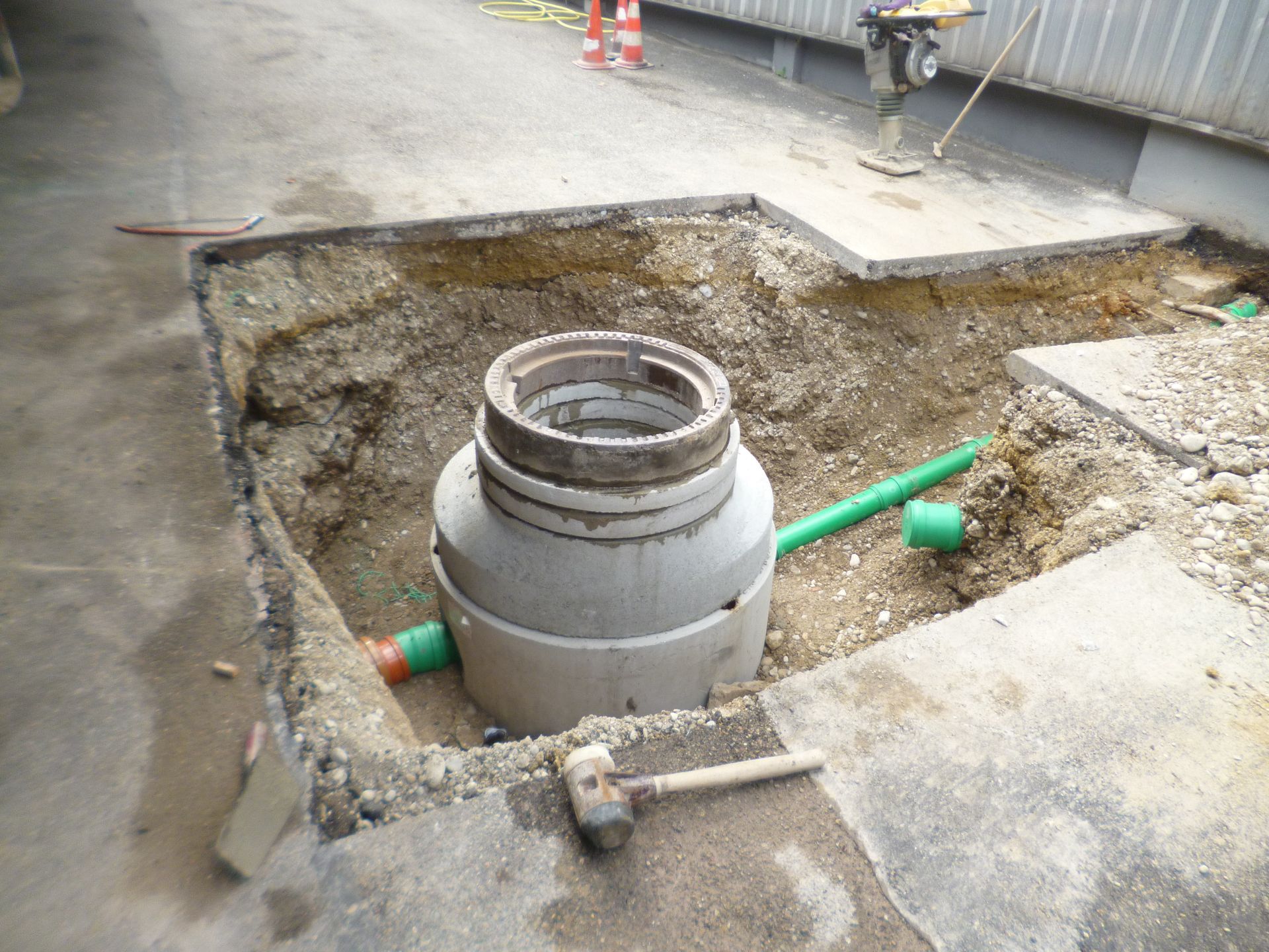 Blick von unterhalb einer Betonbrücke über einen ruhigen Wasserweg, Spiegelung der Brücke im Wasser sichtbar.