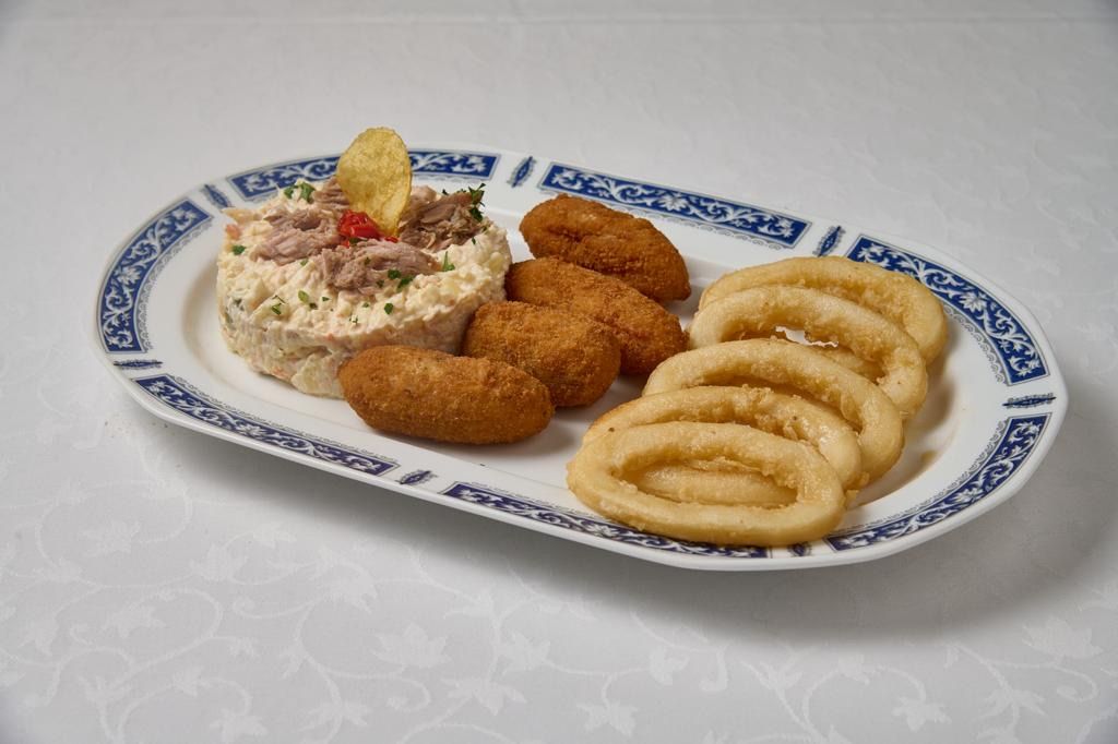 Calamares, croquetas y ensaladilla