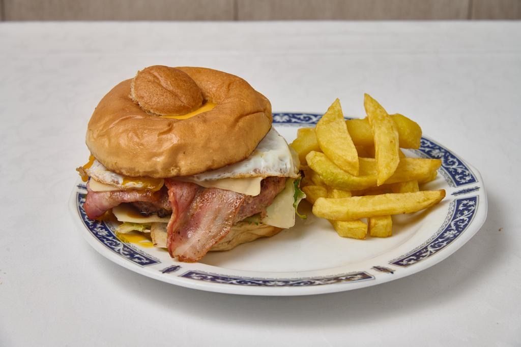 Hamburguesa completa con bacon y queso