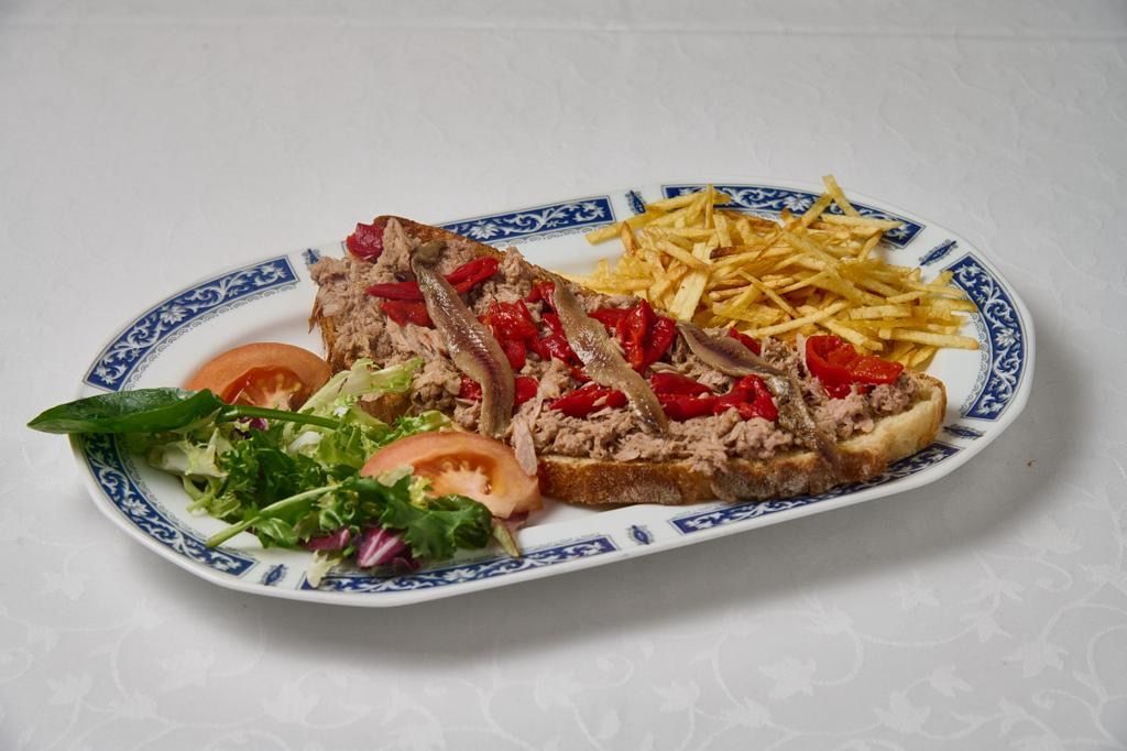 Tosta con pimientos y anchoa