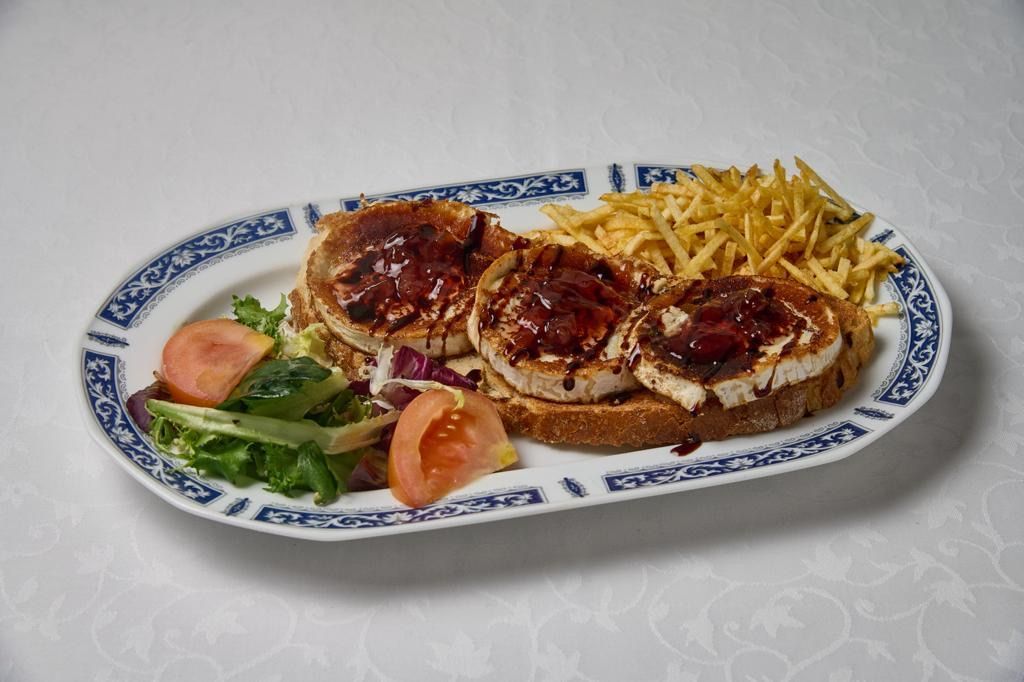Tosta de queso de cabra con cebolla
