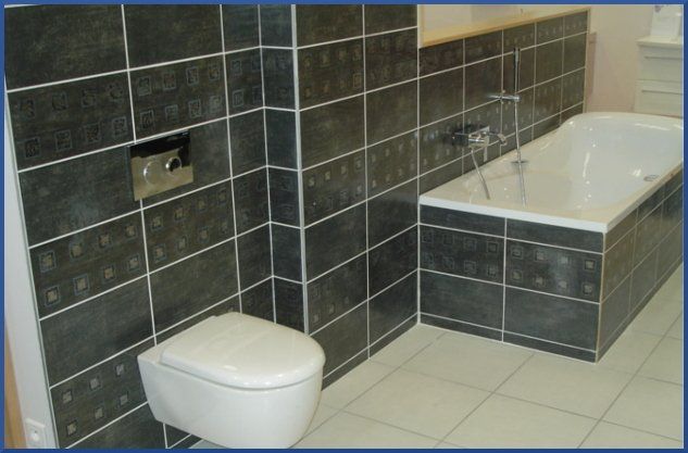 Salle de bains avec toilettes incrustées dans le mur - Œuvra Artisan Technicien à Saint-Étienne