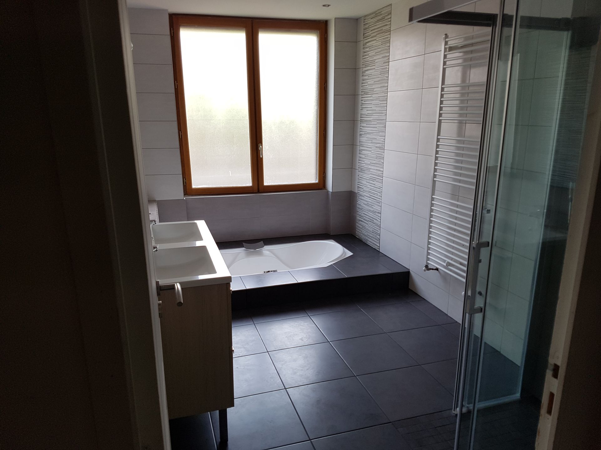 Salle de bains avec baignoire au sol - Entreprise de plomberie Oeuvra Artisan Technicien