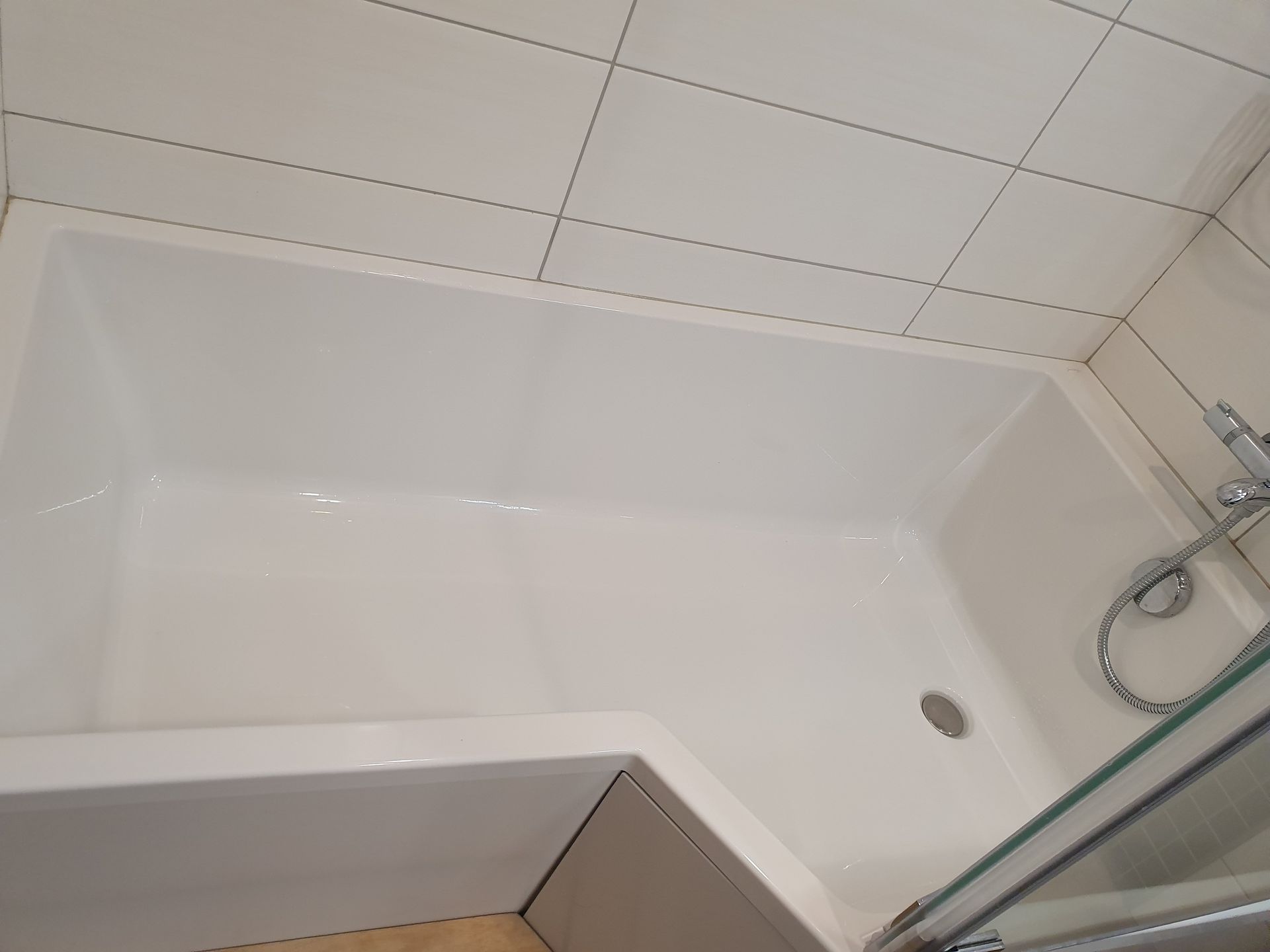 Baignoire blanche - Œuvra Artisan Technicien à Saint-Étienne