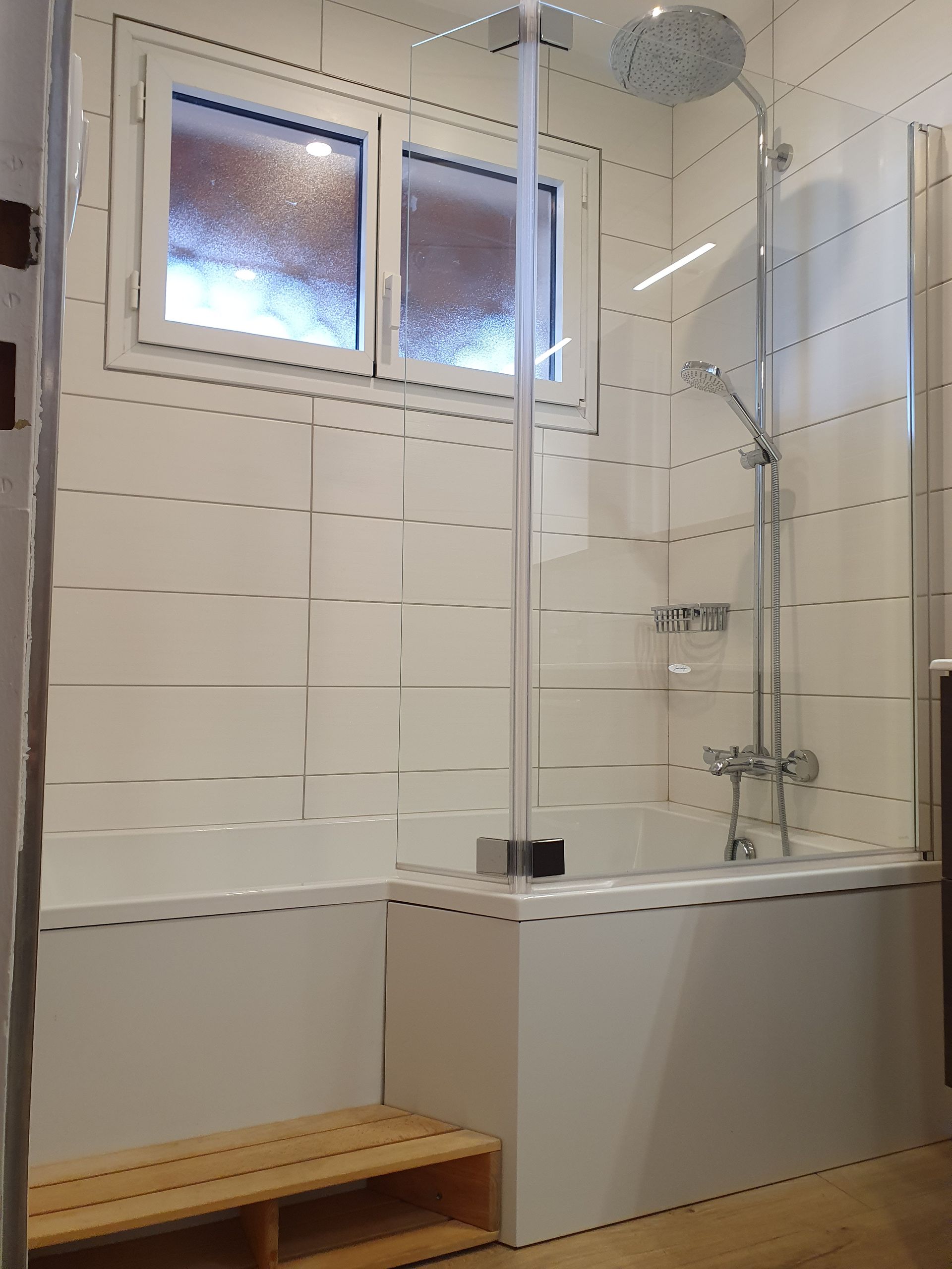 Salle de bains avec douche - Entreprise de plomberie Oeuvra Artisan Technicien