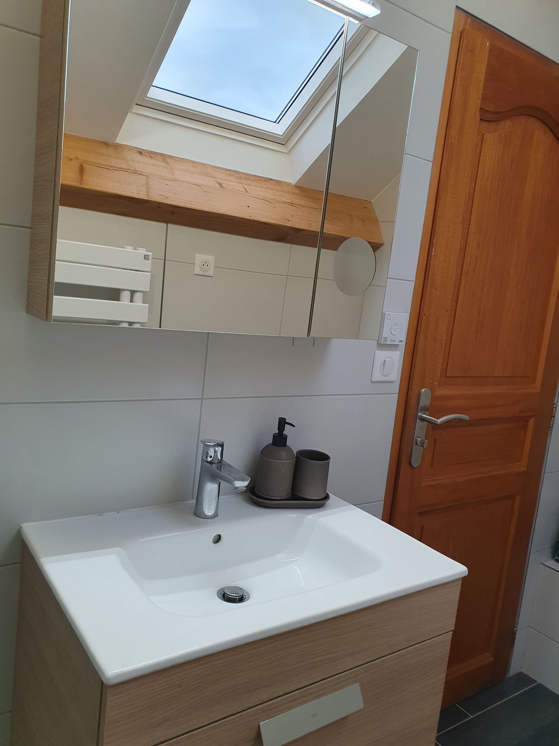 Lavabo en dessous d'une ouverture de toit - Œuvra Artisan Technicien à Saint-Étienne