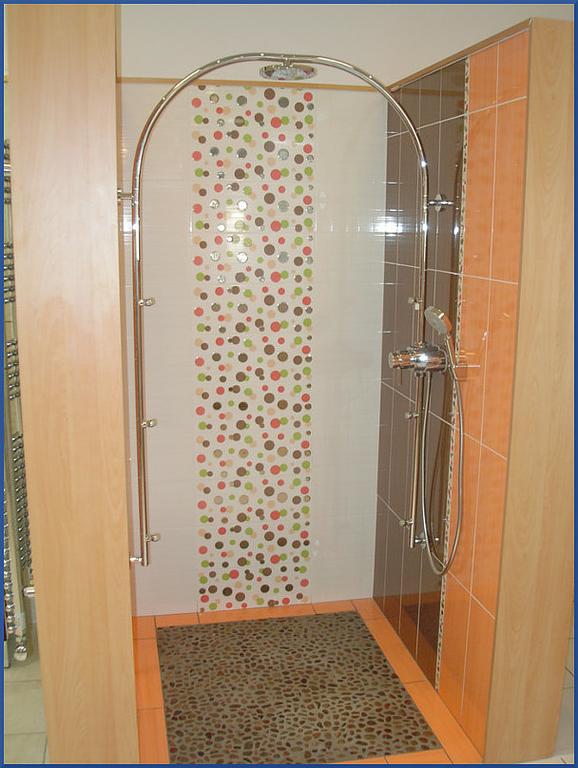 Douche avec mur avec points de couleurs - Œuvra Artisan Technicien à Saint-Étienne